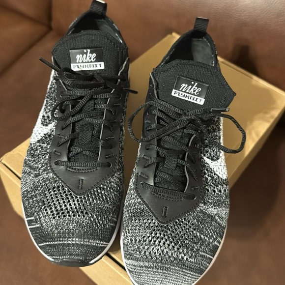 Nike - Picture 5 of 5